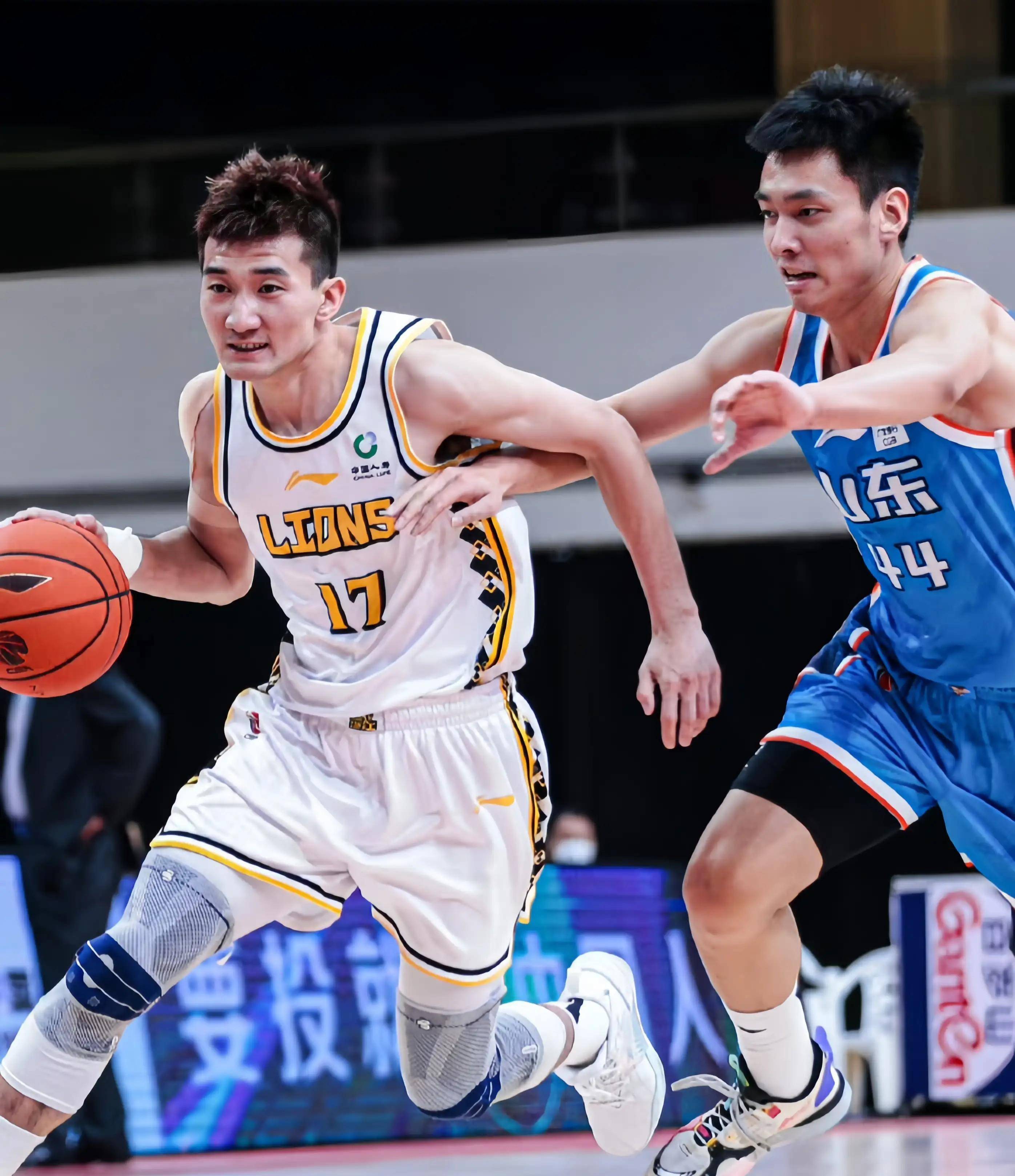 在禁区内接 在禁区内接